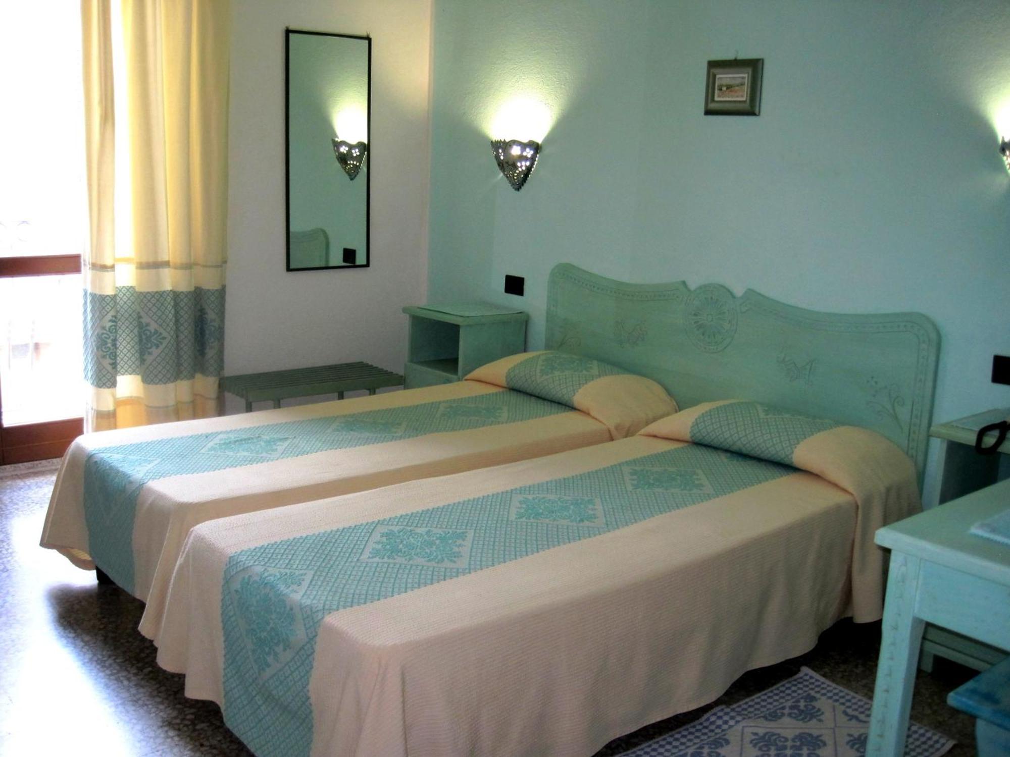 Hotel Moderno Santa Teresa Gallura Oda fotoğraf