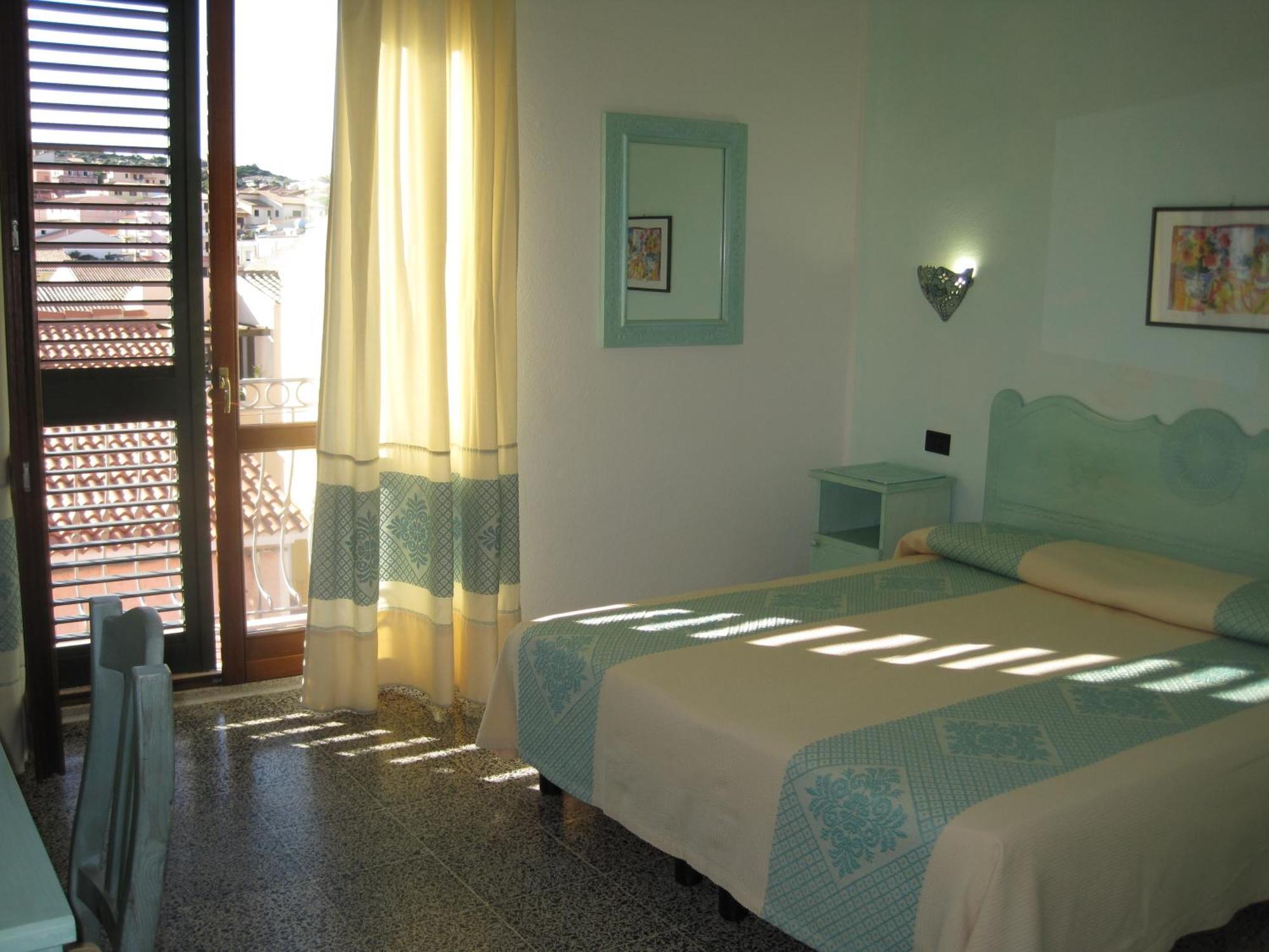 Hotel Moderno Santa Teresa Gallura Oda fotoğraf